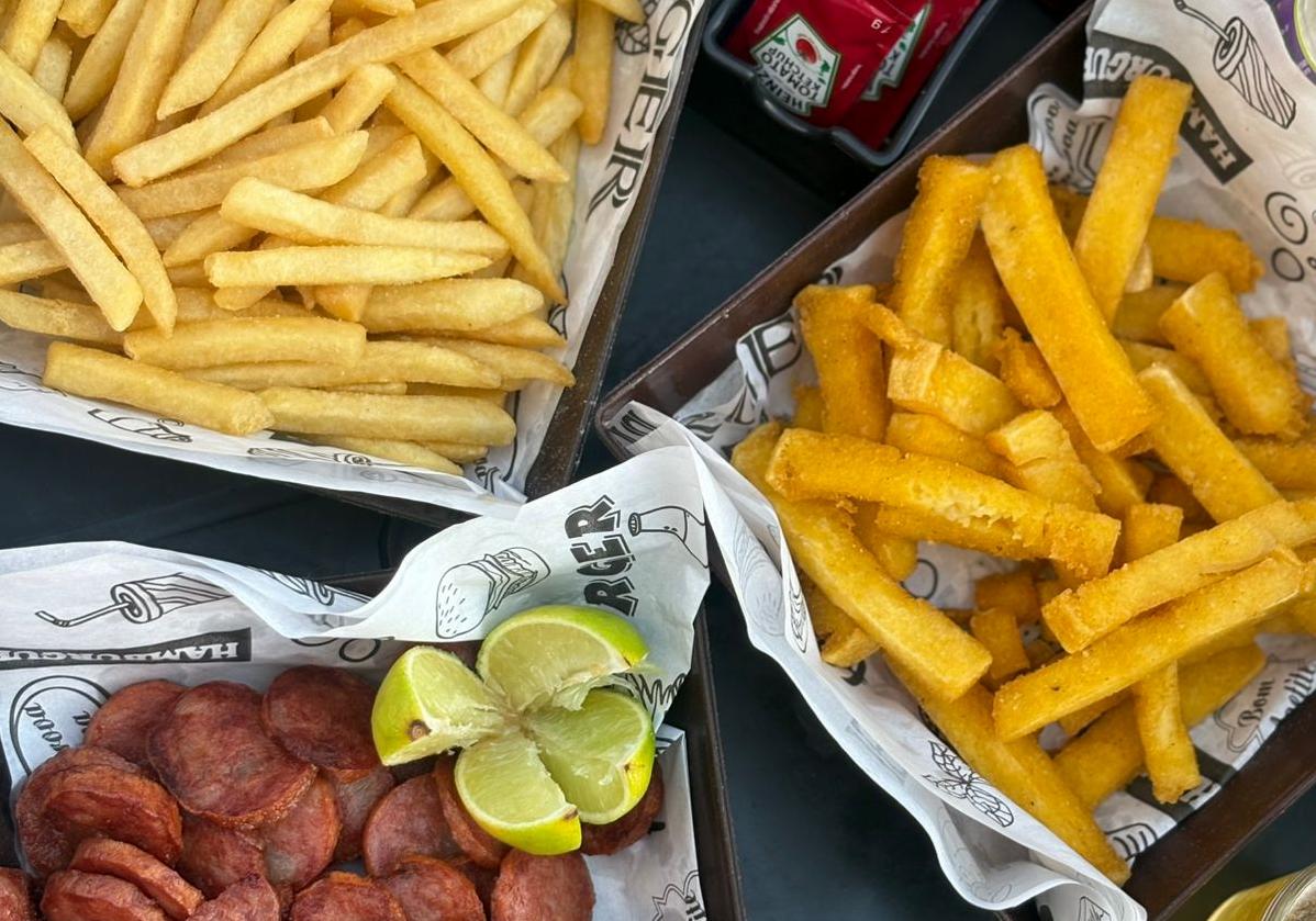 Porções: batata frita, calabresa, polenta